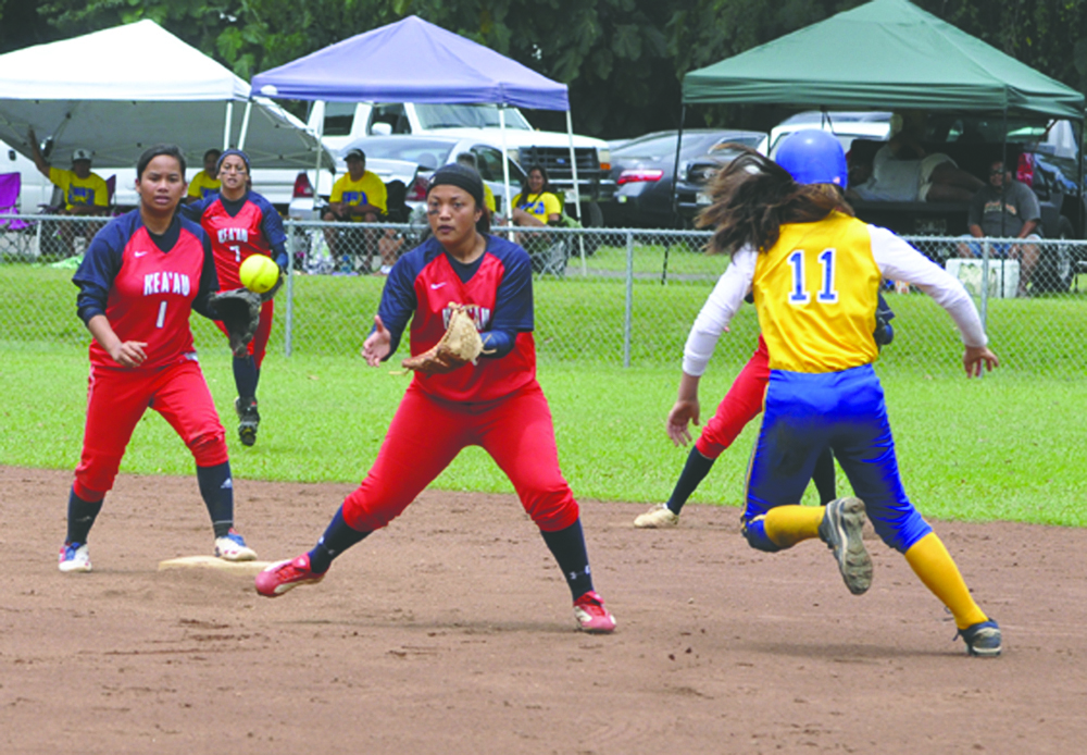 HOLLYN JOHNSON/Tribune-Herald  Hilo’s Jordyn Breitbarth tries to avoid trouble on the basepaths against Keaau.