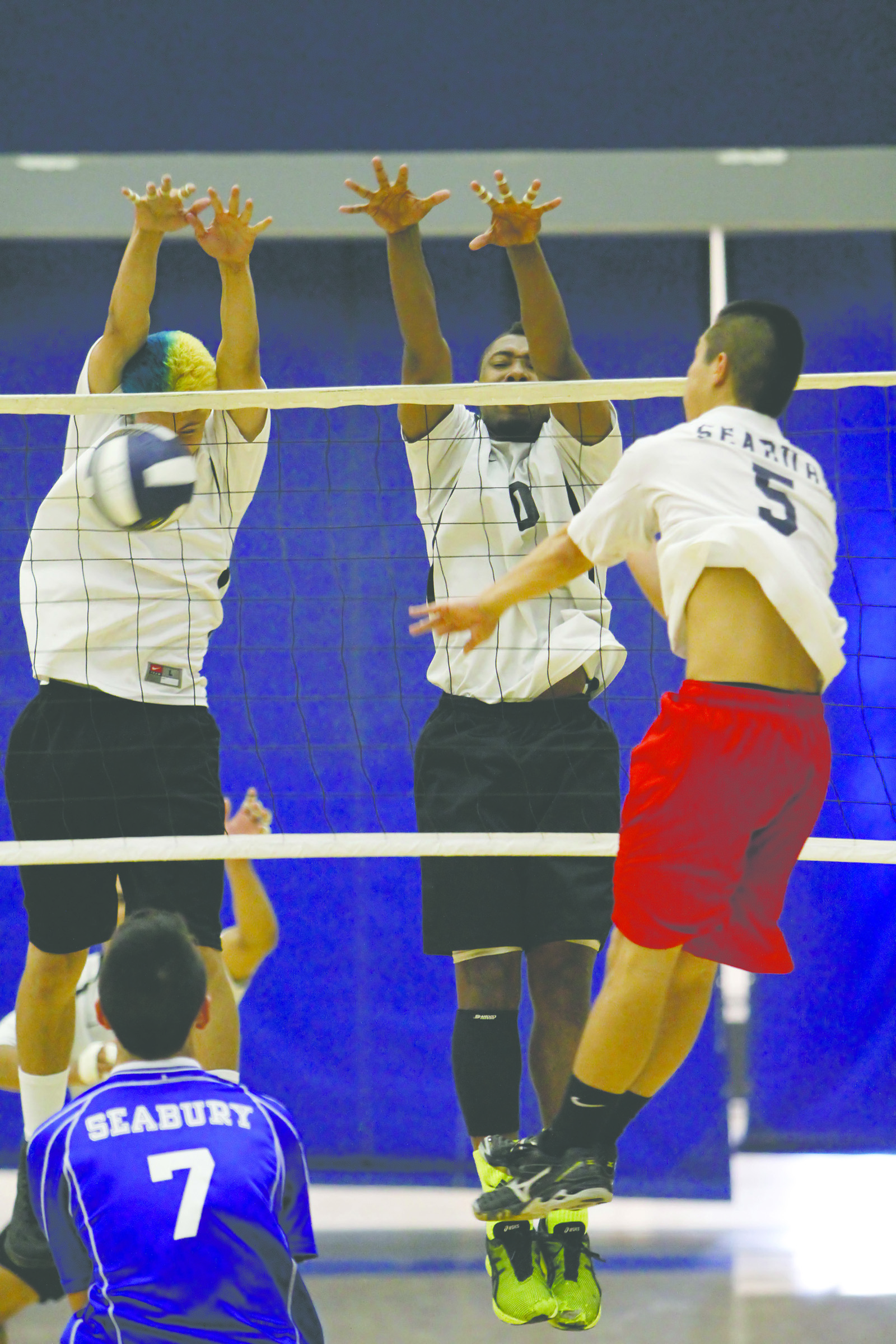 DAYNE TEVES/Tribune-Herald Pahoa’s Jarrett Kamaka, left, and Nick Fisher deny Seabury Hall’s Nyk Yashiro with a double block Friday in Honolulu.