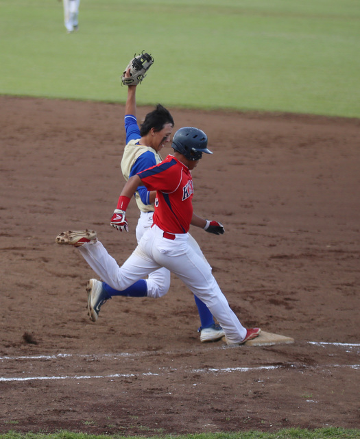 1753533_web1_Hilo_vs_Keaau_Baseball_13.jpg