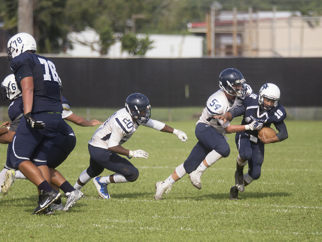 2047465_web1_Waiakea_vs_Waimea_Kauai_Football_1.jpg