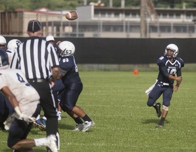 2047465_web1_Waiakea_vs_Waimea_Kauai_Football_3.jpg