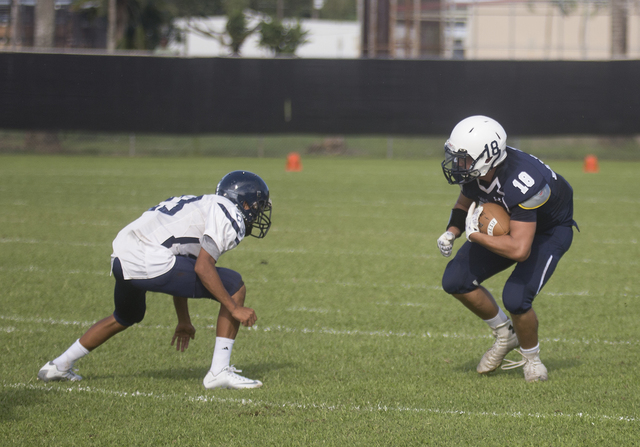 2047465_web1_Waiakea_vs_Waimea_Kauai_Football_5.jpg