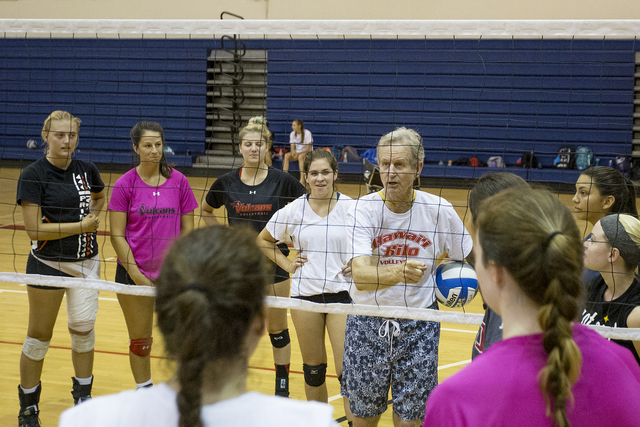 2082807_web1_UHHilo_Volleyball_Practice_1.jpg