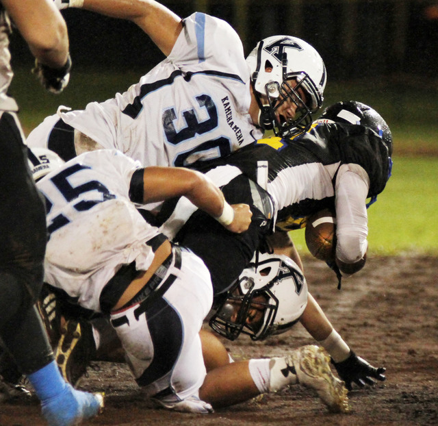 2086121_web1_kam-vs-Hilo-F-ball02web.jpg