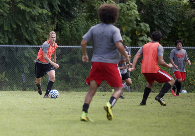 2128055_web1_UHHilo_Mens_Soccer_Practice_1.jpg