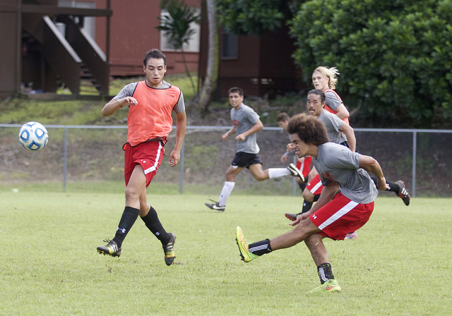 2128055_web1_UHHilo_Mens_Soccer_Practice_5.jpg