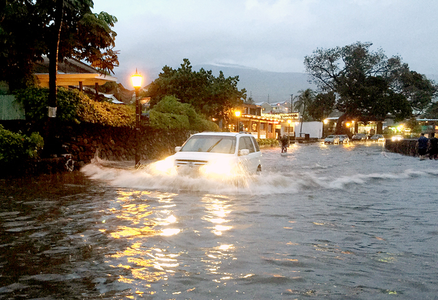 2235420_web1_kona_floods_1.jpg