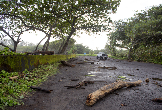 2396389_web1_Keaukaha_Flooding_1.jpg