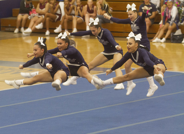 2436150_web1_ia_Kamehameha_BIIFcheer.jpg