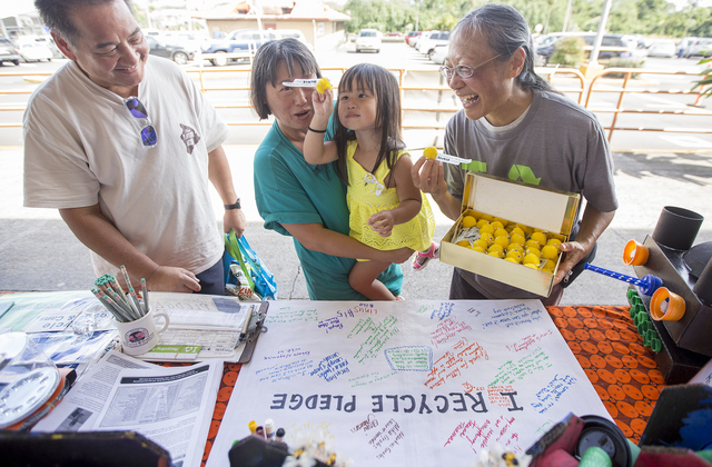 2469217_web1_Hawaii_Recycles_Day_at_KTA_1.jpg