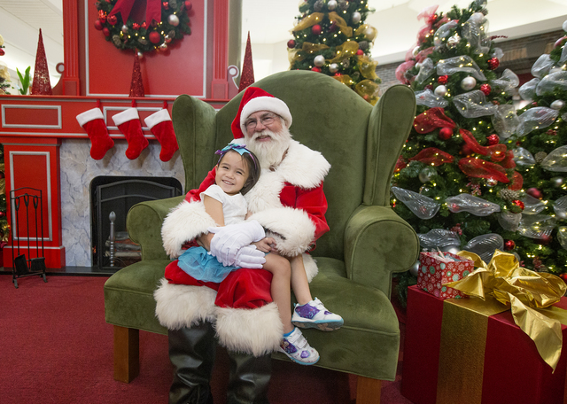 2560172_web1_Santa_at_the_Mall_1.jpg