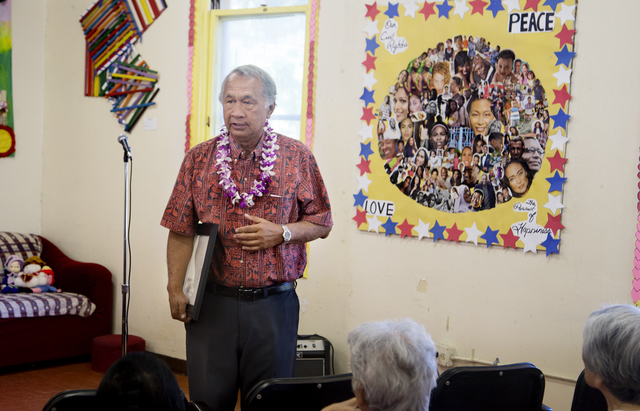 2851802_web1_Gil_Kahele_at_Hawaii_Island_Aduct_Care_40th_Anniv_Celebration_1.jpg