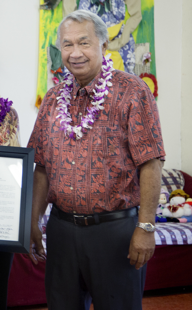 2851802_web1_Gil_Kahele_at_Hawaii_Island_Aduct_Care_40th_Anniv_Celebration_2.jpg