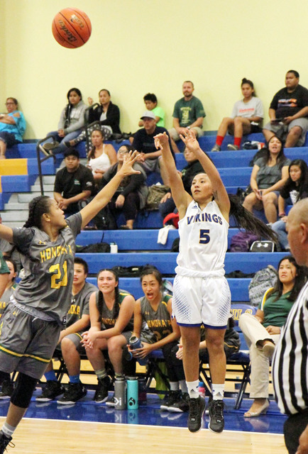 2856819_web1_honokaa-vs-hilo-girls-b-ball01.jpg