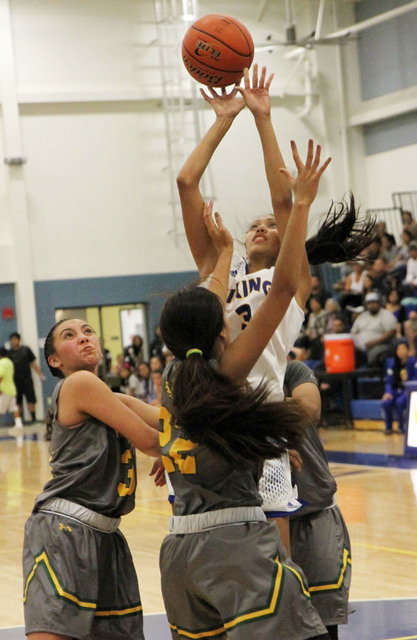 2856819_web1_honokaa-vs-hilo-girls-b-ball02.jpg