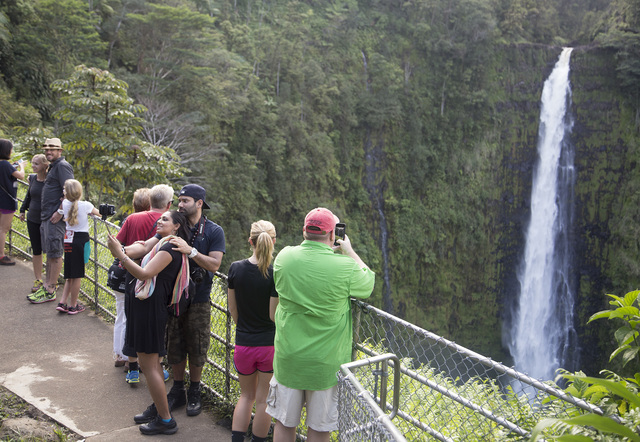 2935418_web1_Tourism_at_Akaka_Falls_4.jpg