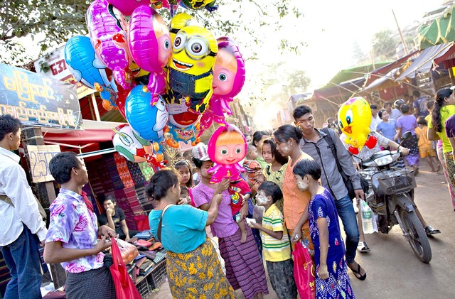 3068068_web1_Myanmar-Buddhisam_Chri.jpg