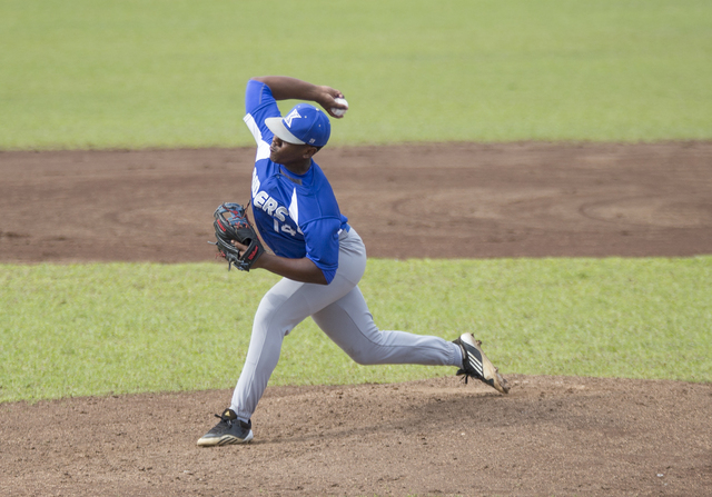 3183526_web1_Hilo_vs_Kealakehe_Baseball_2.jpg