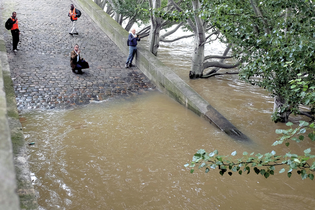 3604210_web1_France-floods_Chri.jpg