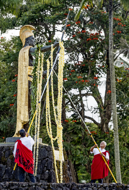 3644177_web1_Kamehameha_Day_Statue_Lei_Drapping_1.jpg