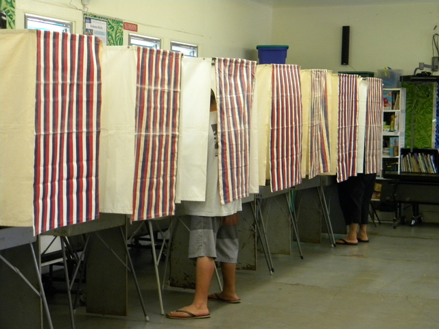 3849593_web1_voting-in-Keaukaha-primary-2014-election.jpg