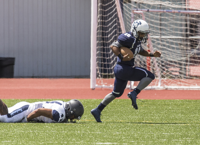 3953907_web1_Waiakea_vs_Kamehameha_Football_3.jpg