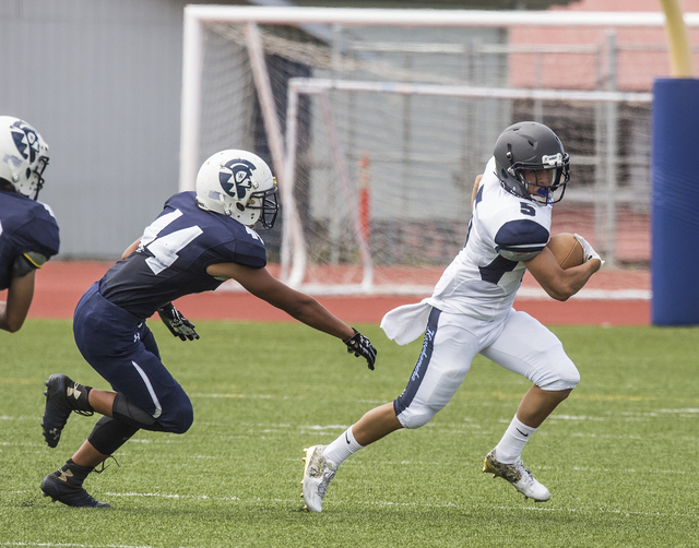 3953907_web1_Waiakea_vs_Kamehameha_Football_9.jpg