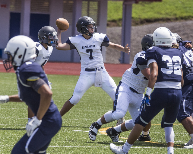 4027274_web1_Waiakea_vs_Kamehameha_Football_13.jpg