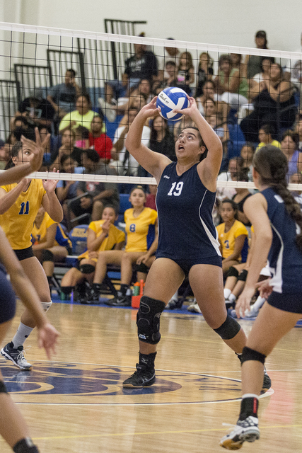 4266385_web1_Hilo_vs_Waiakea_Volleyball_5.jpg