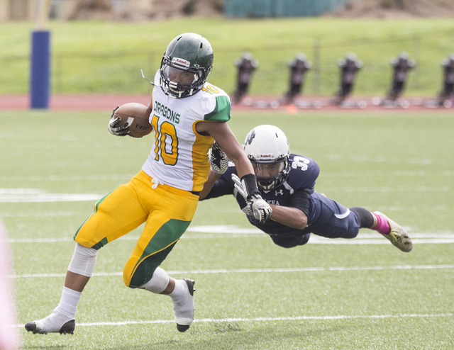 4342197_web1_Waiakea_vs_Honokaa_Football_4.jpg