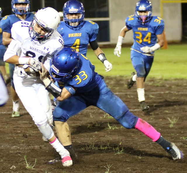 4374023_web1_waiakea-vs-hilo-f-ball03.jpg