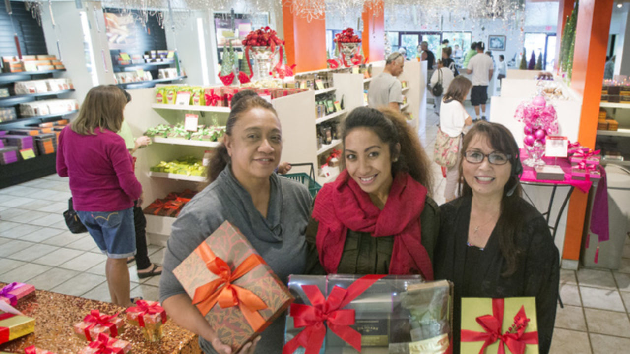 All Hands On Deck Big Island Candies Other Businesses Welcome Additional Staff Members To Help During The Holidays Hawaii Tribune Herald