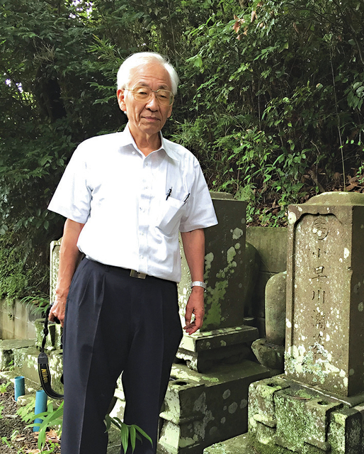 4961571_web1_5-Yoshinori-Kato-at-Goto-gravesite-med.jpg