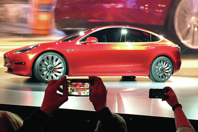 5716963_web1_Tesla-3_red.jpg