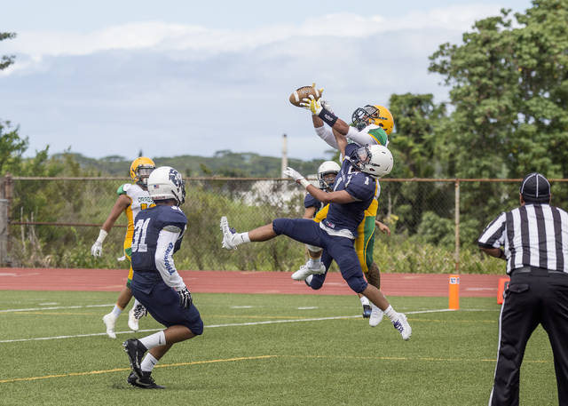 5781067_web1_Waiakea_vs_Honokaa_Football_1.jpg