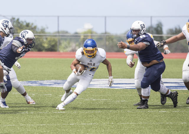 5915453_web1_Waiakea_vs_Hilo_Football_8.jpg