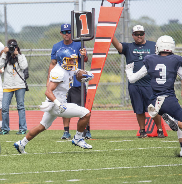 5931312_web1_Waiakea_vs_Hilo_Football_7.jpg