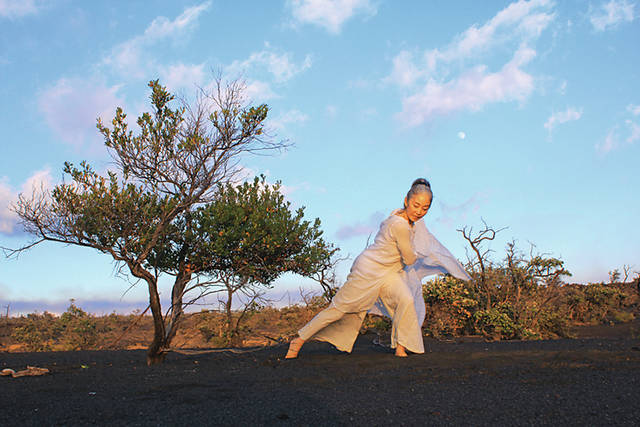 5968800_web1_Ka-u_Desert_Smile-Karen-Masaki-by-Robert-Frutos.jpg