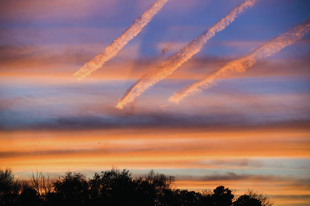 6034555_web1_EVENING-CONTRAILS2_8x6.jpg