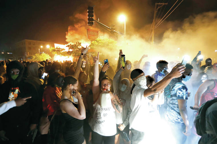 George Floyd Protesters Set Minneapolis Police Station Afire Hawaii Tribune Herald