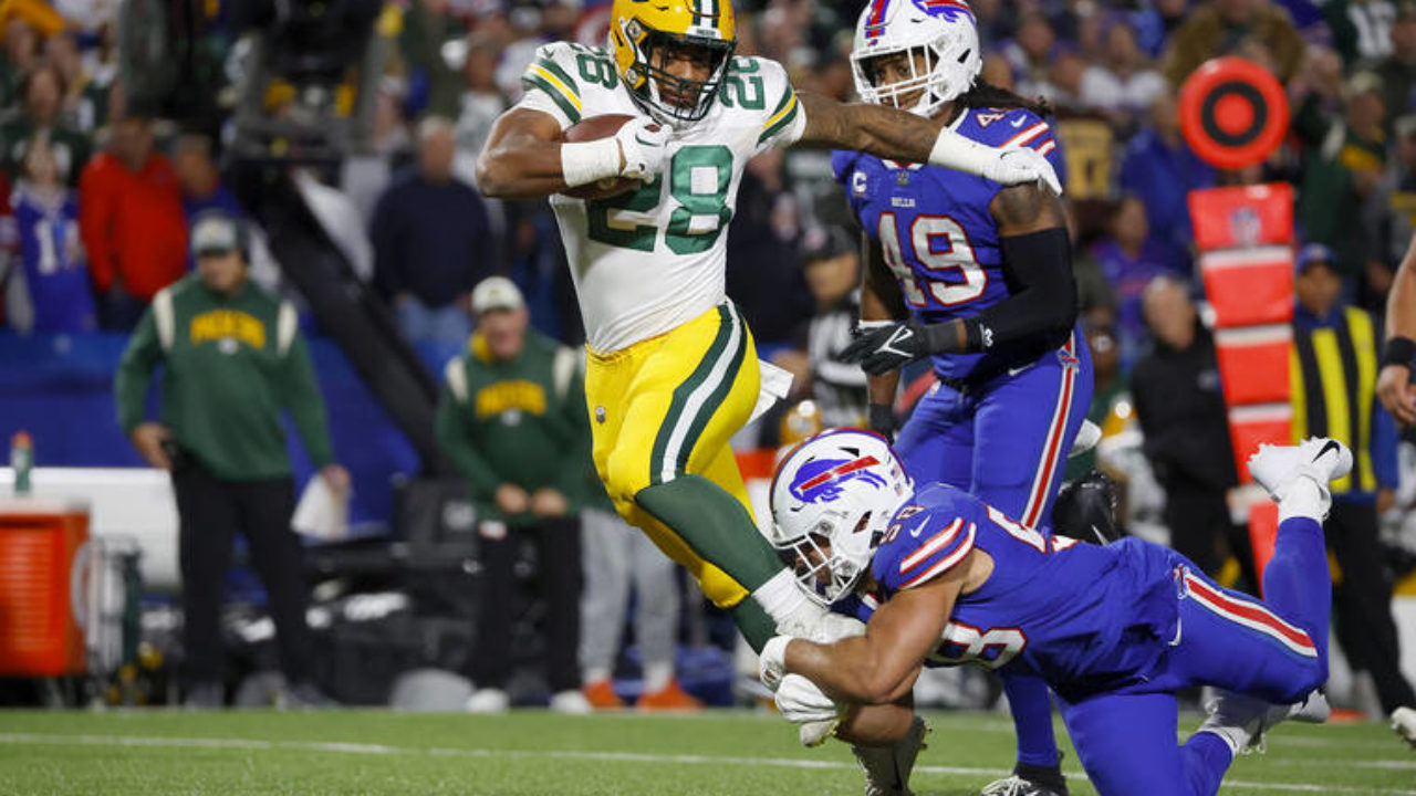 Bills' Stefon Diggs talks trash to Packers' Jaire Alexander running out of  tunnel before game