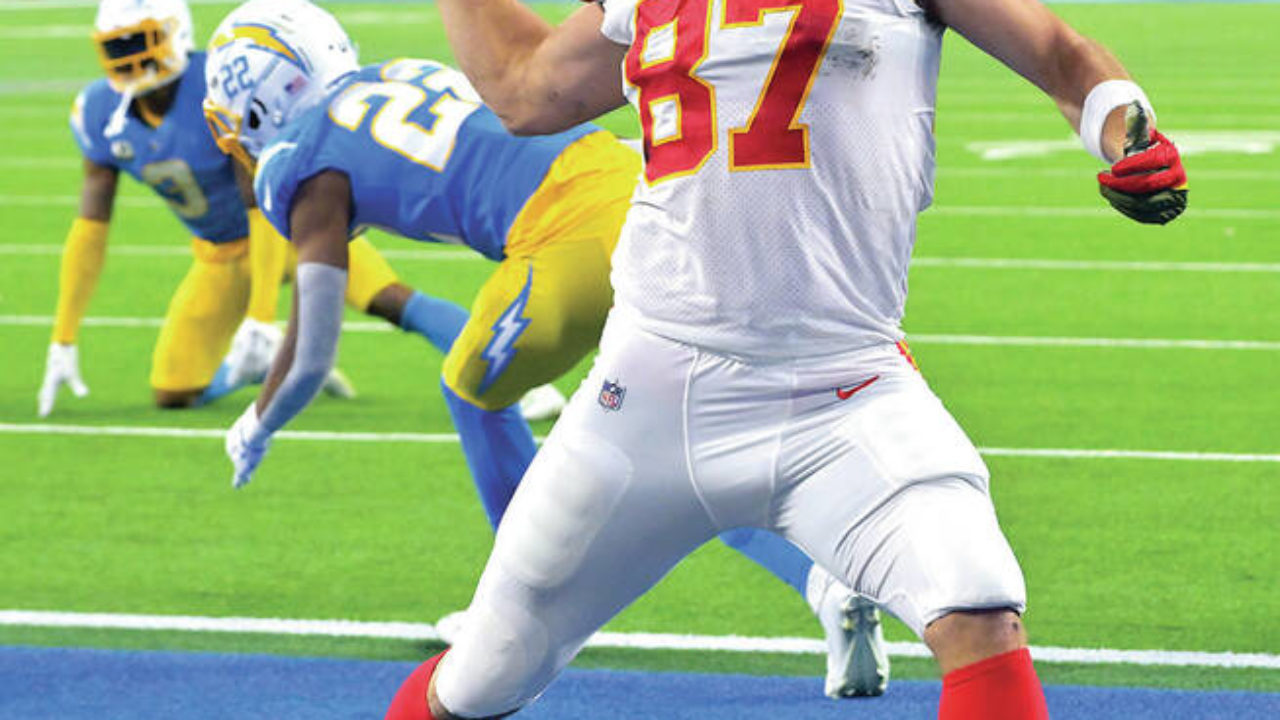 Kelce scores 3 touchdowns, Chiefs rally past Chargers 30-27