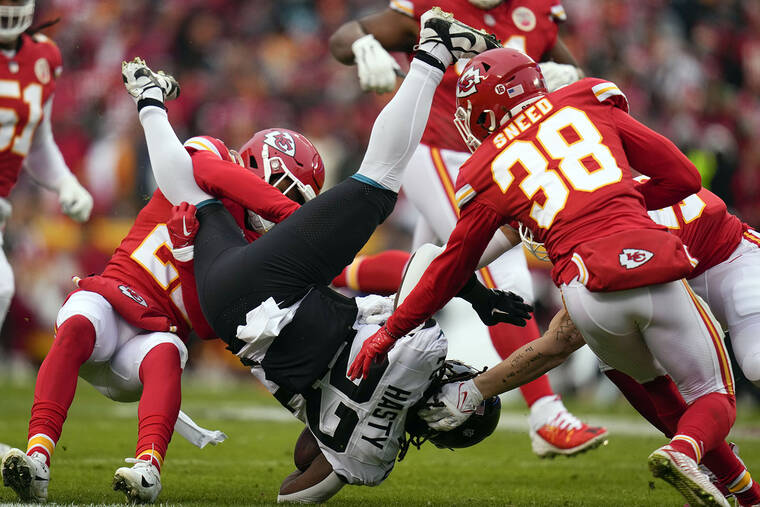 Chiefs, led by hobbled Mahomes, beat Jags 27-20 in playoffs - Hawaii  Tribune-Herald