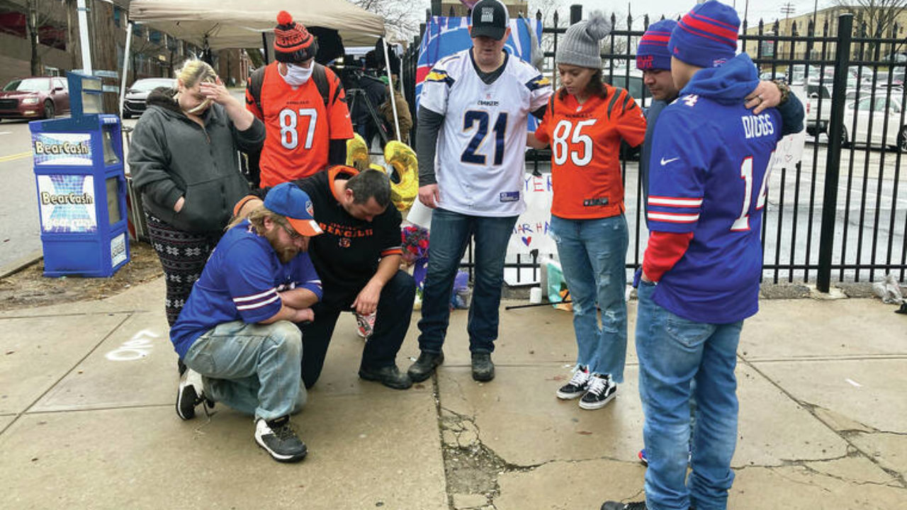 Tee Higgins sends heartbreaking message to Damar Hamlin after routine  tackle at Buffalo Bills game saw him collapse