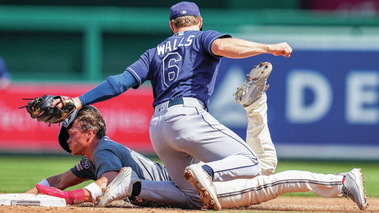 Devin Williams gives up walk-off homer as Brewers fall to 0-2