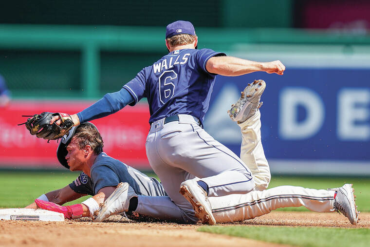 Hall homers, drives in 2, Phillies take series from Nats