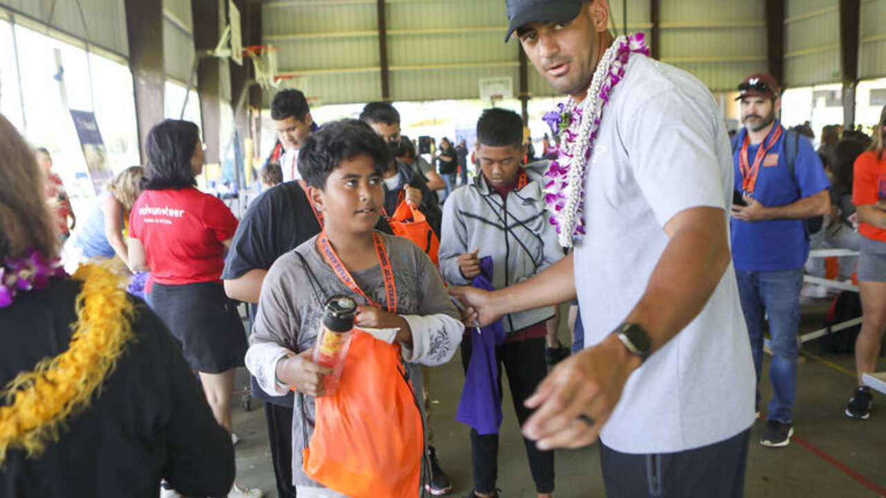 Back on their feet: Lunas receive donation of cleats from Mariota