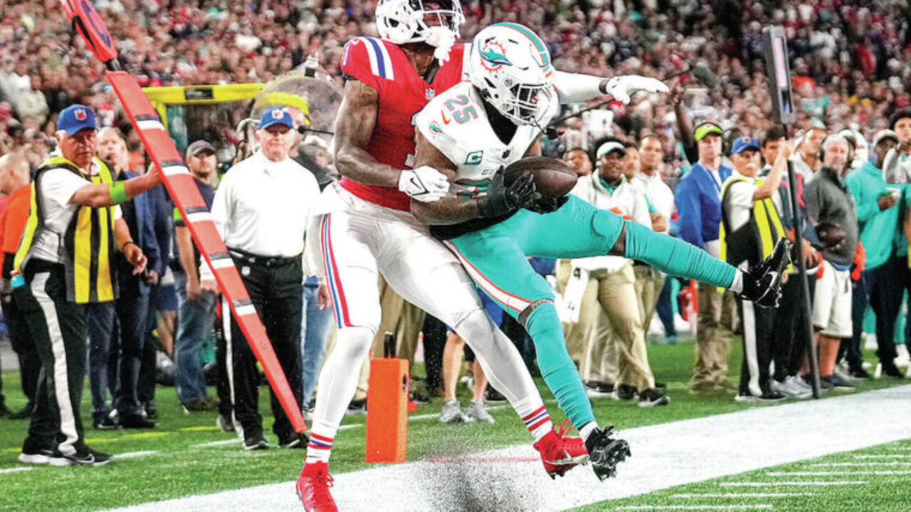 Mostert runs for 2 TDs as Dolphins hold off Patriots 24-17