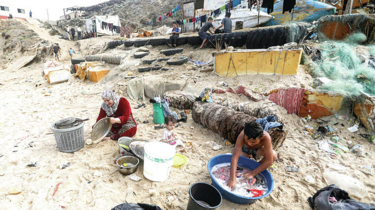 Palestinians break into Gaza UN aid warehouses as toll tops 8,000