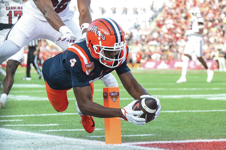 College bowl capsules: No. 20 Illinois holds off No. 15 South Carolina for rare 10th win